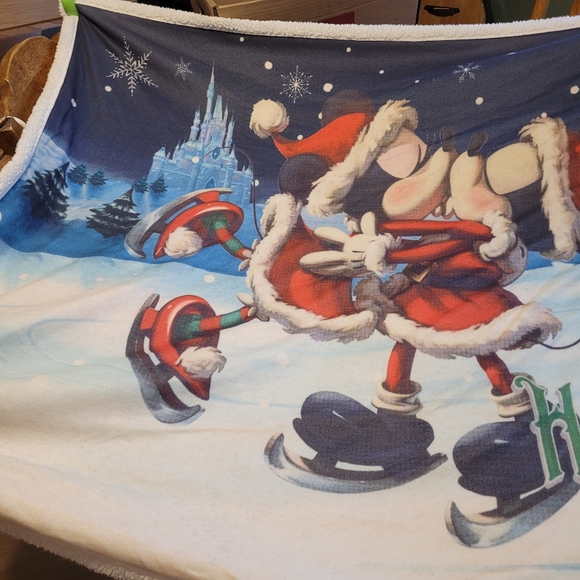 Disney Mickey & Minnie Throw - Picture 4 of 15